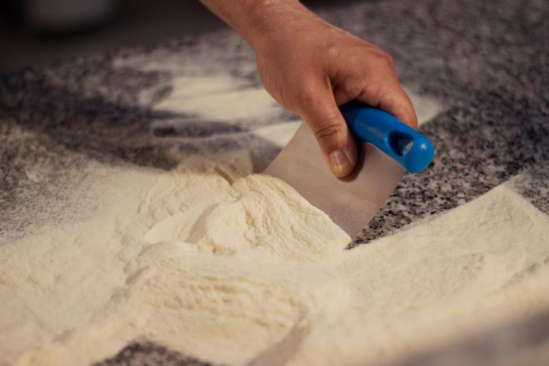 Dettaglio spatola tagliapasta GIMETAL - ideale per tagliare pasta e pulire piano di lavoro